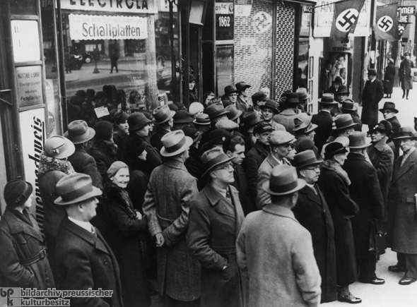 Vor einem Radiogeschäft in Berlin hört die Bevölkerung Nachrichten über den Einmarsch in Polen (1. September 1939)